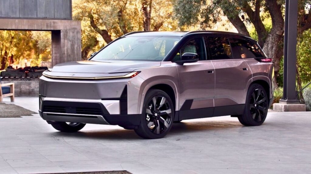 Toyota Highlander 2026 Price, Mileage, Specs & 8-Seater Premium SUV Review