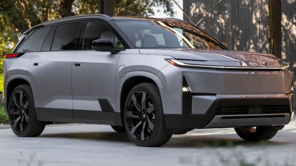 Toyota Highlander 2026 Price, Mileage, Specs & 8-Seater Premium SUV Review